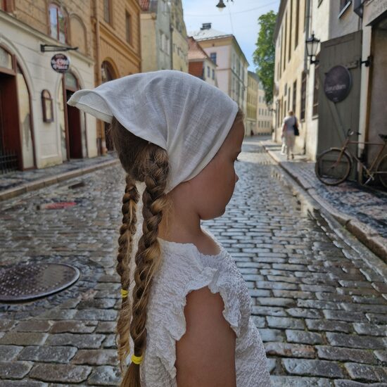 Lina lakatiņš ar gumiju pienbalts